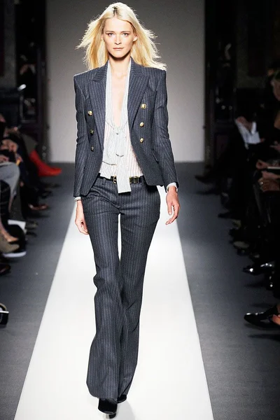 Look 16